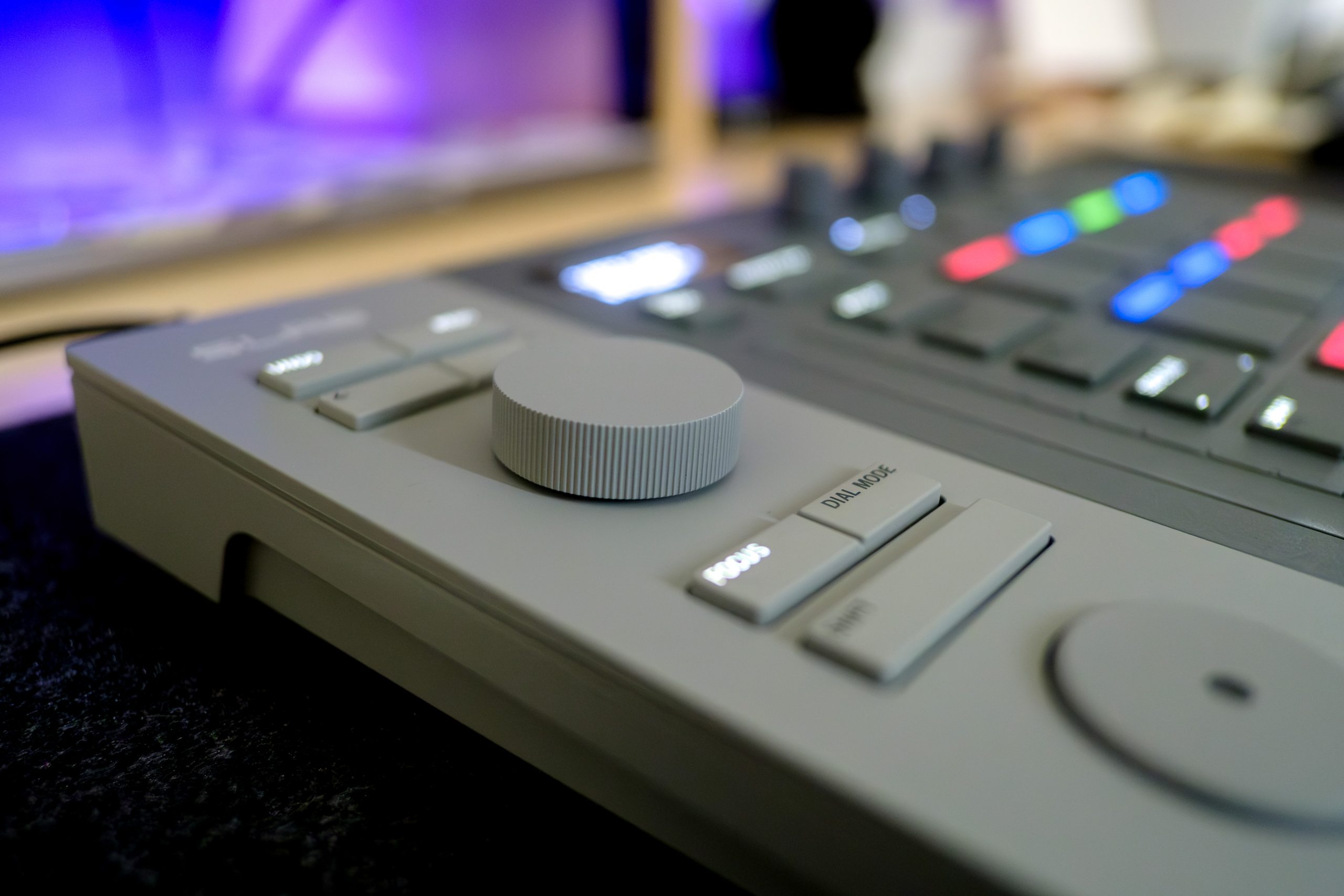 کنترلر MIDI Serato Slab در حال کار روی یک میز