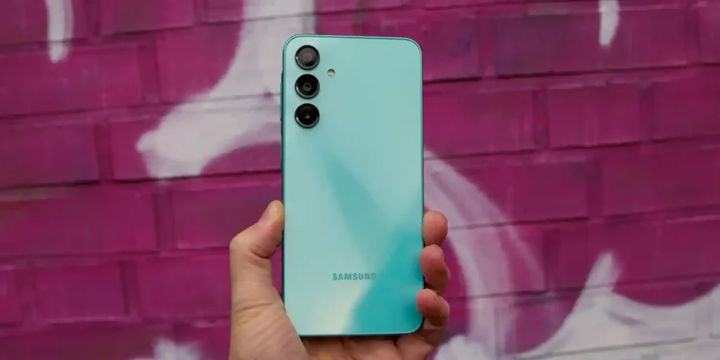 پرفروش‌ترین گوشی اندرویدی ۲۰۲۵ آپدیت شد؛ انتشار بروزرسانی پایان سال برای گلکسی A16