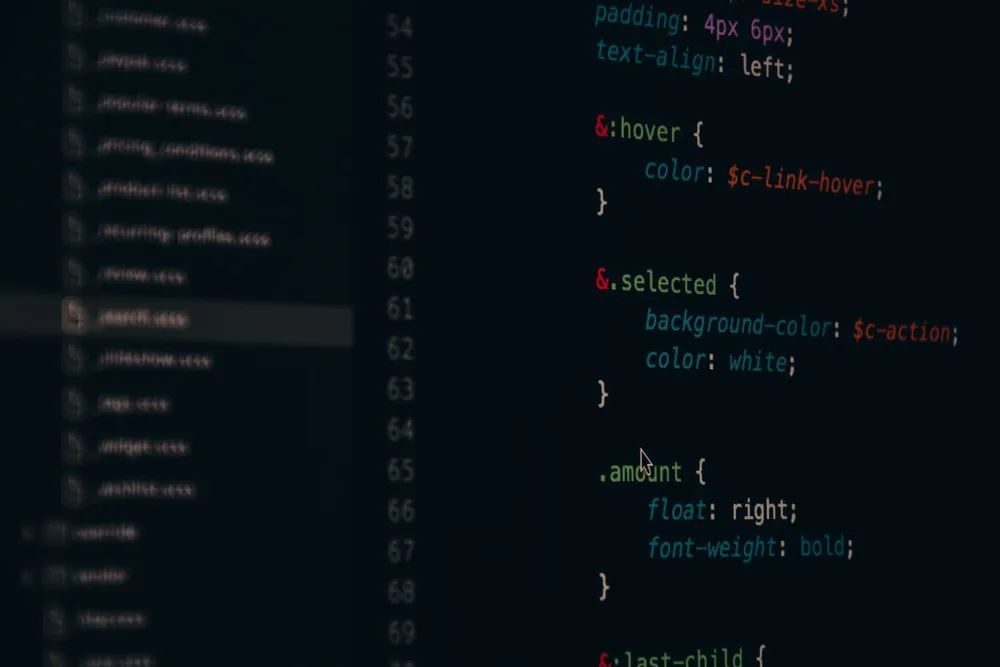 برنامه‌نویس در حال کدنویسی با کمک دستیار هوش مصنوعی روی لپ‌تاپ؛ ابزار Claude Code برای توسعه‌دهندگان