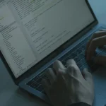 کدنویسی روی لپ‌تاپ با محیط توسعه باز؛ خرید اکانت Claude Code برای برنامه‌نویسان ایرانی